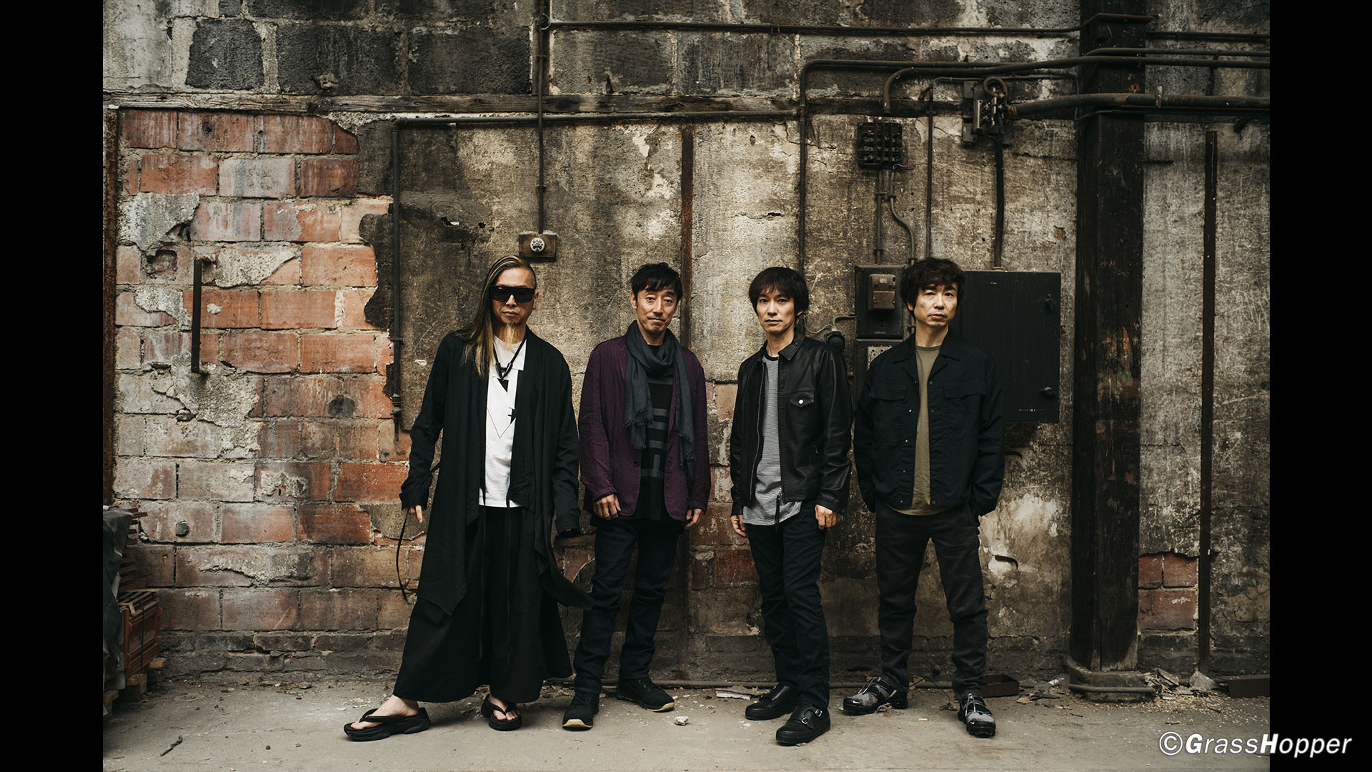 スピッツ15th Album『醒めない』発売中!